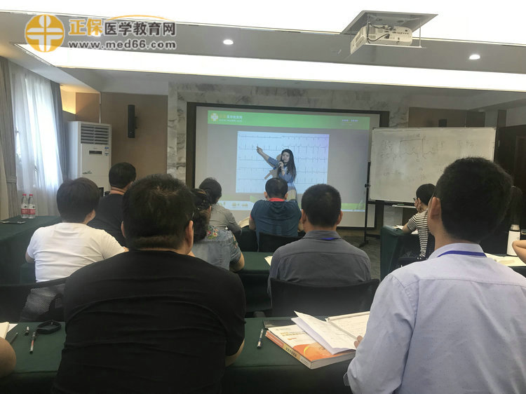 医学教育网鸿雁老师亲临授课,中西医医师技能密训班学员认真听讲