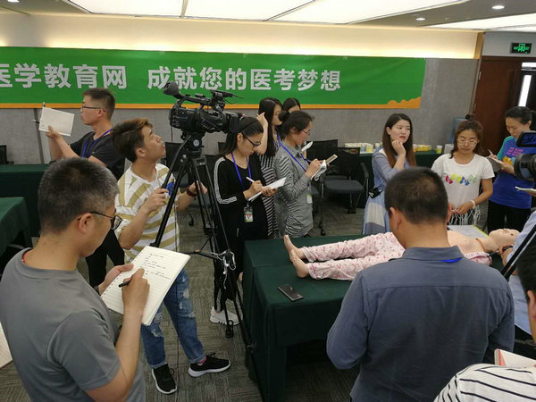 医学教育网鸿雁老师现场指导中西医实践技能考生