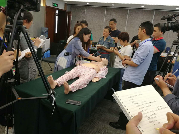 中西医医师技能操作考生边听课边做笔记