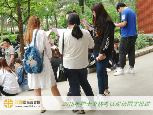 认真埋首复习的2018年护士资格考生