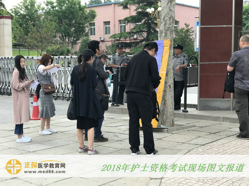 考生查看考场指示牌