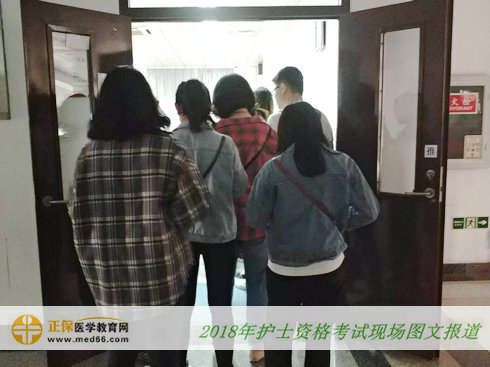 2018年护士考生在考场外准备审核信息