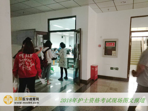 监考老师在核对入场考生信息