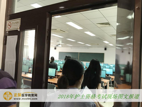 考生陆续进入人机对话考试教室