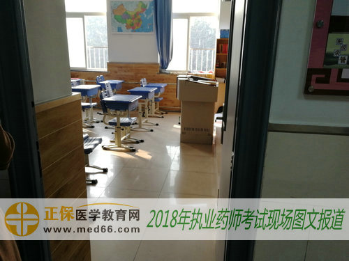 2018年执业药师考生进入考场准备考试 