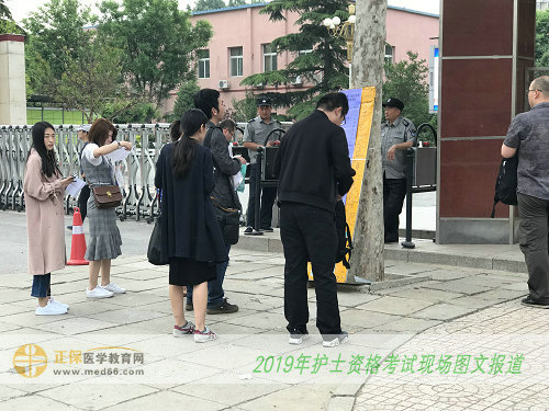 2019年护士考试考生逐渐进入考场