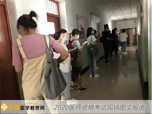 排队进入考场 排队进入考场