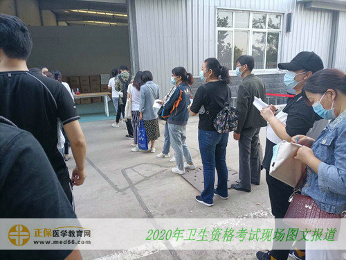 2020年卫生资格考试现场报道——考生入场 2020年卫生资格考试现场报道——考生入场