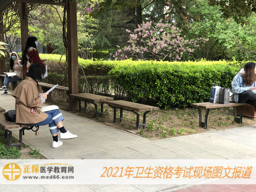 2021年卫生资格考试现场报道——找个安静的地方在学会儿！
