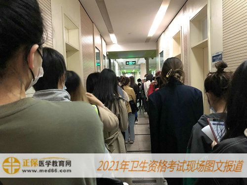 2021年卫生资格考试现场报道——等待老师核验每个人情况，进入教室