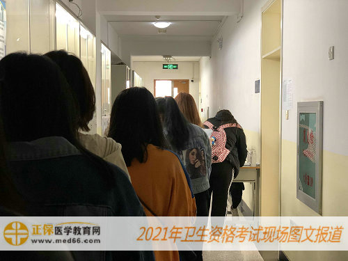 2021年卫生资格考试现场报道——等待老师核验每个人情况，进入教室